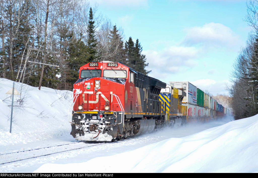 CN 3201 leads 121 at Rue Landry